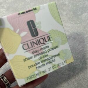 Clinique Stay-Matte Sheer Pressed Powder